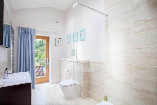 Bilik mandi di Vicarage House & Pool House