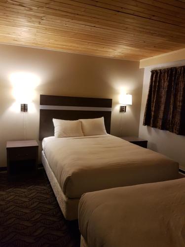 a hotel room with two beds and two lamps at Holiday Motel & RV Resort in Hope