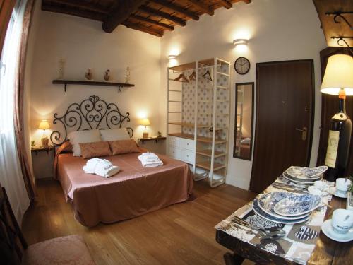フィレンツェにあるNido de' Pittiのベッドルーム1室(ベッド1台、食器を置いたテーブル付)