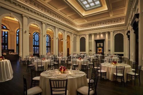 un salón de banquetes con mesas y sillas en un edificio en Sagamore Pendry Baltimore en Baltimore