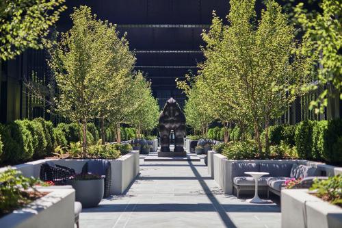 a large outdoor area with many trees and shrubbery at Sagamore Pendry Baltimore in Baltimore