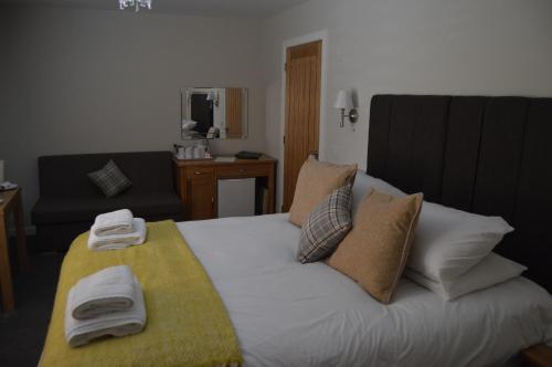Un dormitorio con una cama con dos toallas encima. en Air Leth Bed & Breakfast, en Portree