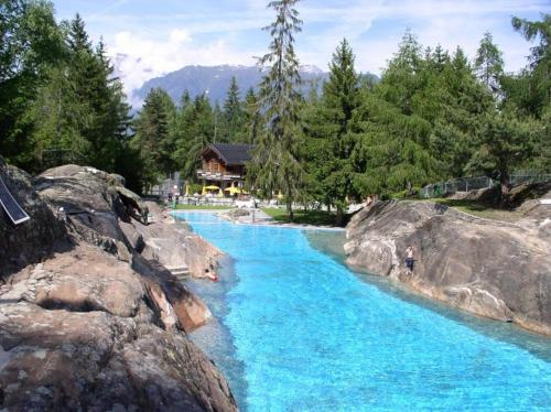 Majoituspaikassa Lieu Secret dans les Alpes Suisses tai sen lähellä sijaitseva uima-allas