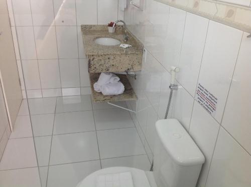 Salle de bains dans l'établissement Pousada Bomar Bombinhas