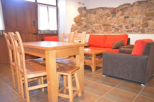 a living room with a table and a couch at Casa Peñavera-Somiedo in Caunedo
