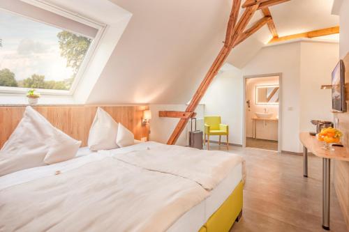 Una cama o camas en una habitación de Brüngers Landhaus