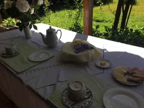 una mesa con una tetera y platos en ella en La Casa Vinilla en Casablanca