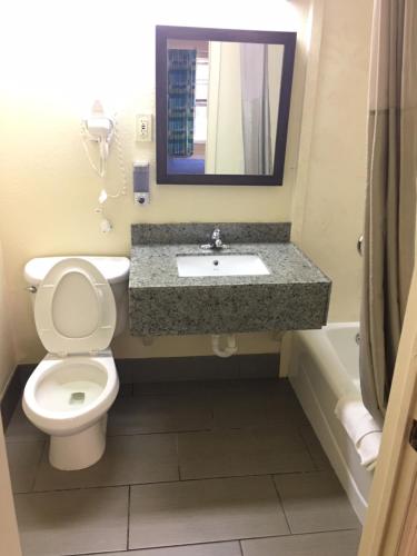 Ванная комната в American Inn Punta Gorda