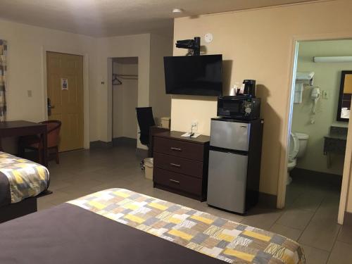 Кровать или кровати в номере American Inn Punta Gorda