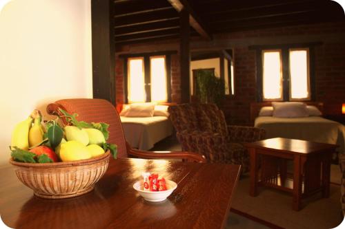 Una habitación con una mesa con una cesta de fruta. en Las Orquideas, en Valle de Guadalupe