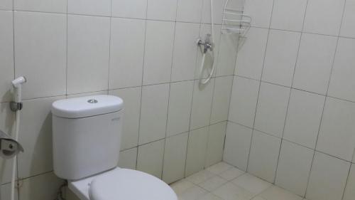 een badkamer met een toilet en een douche bij Robert's Callia at East Jakarta in Jakarta