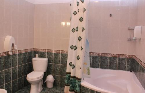 Koupelna v ubytování Atlant Hotel
