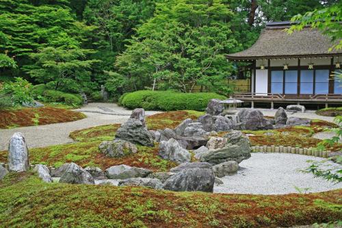 a garden with rocks in front of a building at 高野山 宿坊 総持院 -Koyasan Shukubo Sojiin- in Koyasan