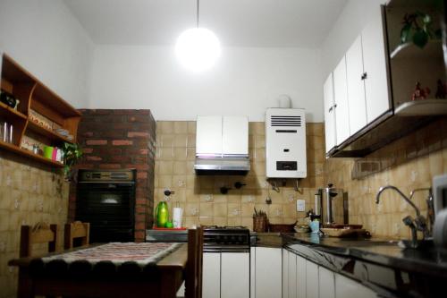 Η κουζίνα ή μικρή κουζίνα στο A la Gurda Hostel