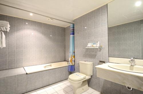 bagno con servizi igienici e lavandino di Duke Business Hotel a Taoyuan