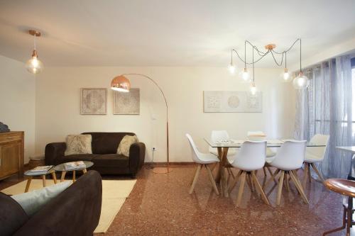 バレンシアにあるJardines del Turia - Espacioso apartamentoのリビングルーム(テーブル、ソファ付)