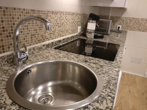 a stainless steel sink in a kitchen at Apartamento espacioso frente al Palacio de Congresos - AA in Salamanca