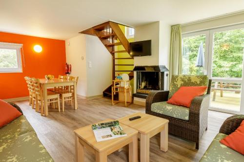ヴィエルサルムにあるCenter Parcs Les Ardennesのソファとテーブルのあるリビングルーム