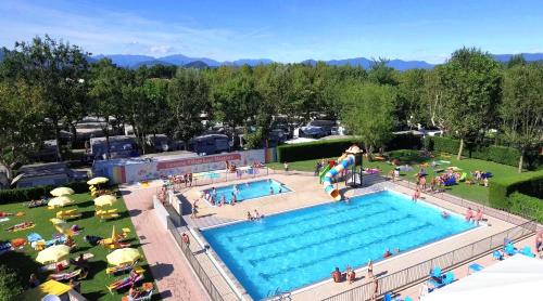 O vedere a piscinei de la sau din apropiere de Camping Village Lago Maggiore