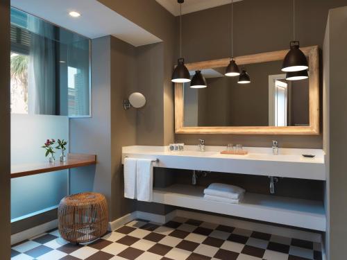 een badkamer met een wastafel en een spiegel bij Casa Vincke Hotel in Palamós