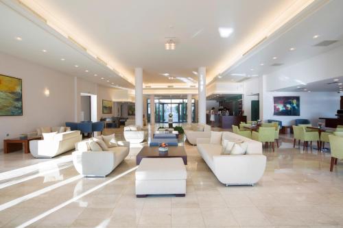 Ο χώρος του lounge ή του μπαρ στο Porto Galini Seaside Resort & Spa