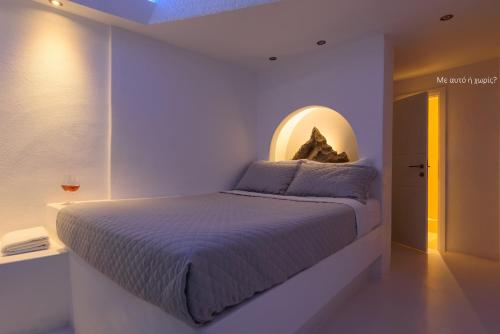 Кровать или кровати в номере Abyssanto Suites and Spa