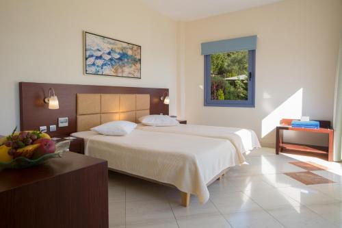 En eller flere senge i et værelse på Porto Galini Seaside Resort & Spa