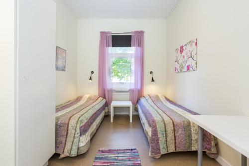 Tempat tidur dalam kamar di Brukshotellet Roma B&B