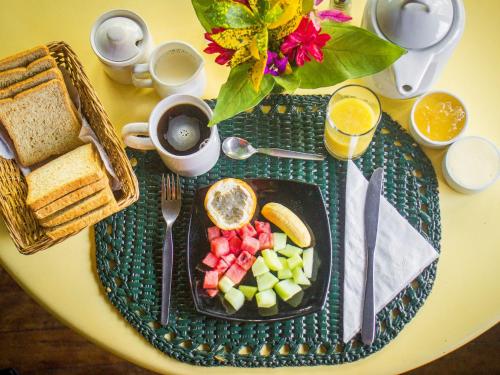 Corto Maltes Amazonia Lodge في بويرتو مالدونادو: طبق طعام مع فاكهة على الطاولة