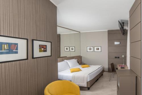 Posteľ alebo postele v izbe v ubytovaní Cardano Hotel Malpensa