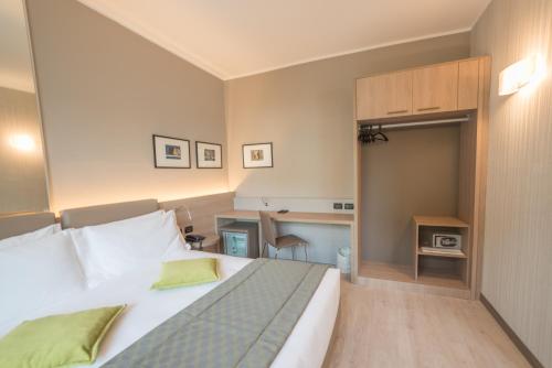 Una cama o camas en una habitación de Cardano Hotel Malpensa