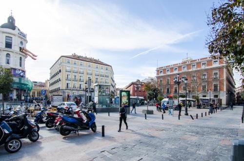 un grupo de motocicletas estacionadas en una calle de la ciudad en Minty Stay - Espoz y Mina, en Madrid