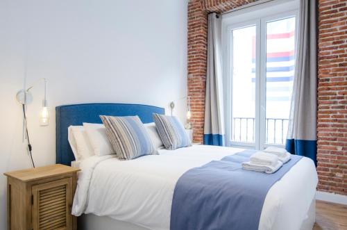 マドリードにあるMinty Stay - Espoz y Minaのベッドルーム(大型ベッド1台、窓付)