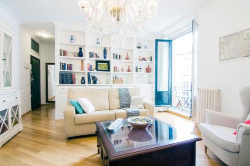 - un salon avec un canapé et une table basse dans l'établissement Imperial, 6, à Madrid