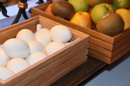 two wooden boxes of eggs and fruit on a table at Hotel Gletschergarten in Grindelwald