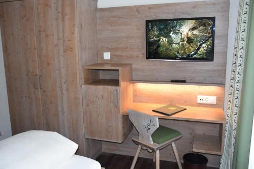 a room with a bed and a desk at Hotel Gletschergarten in Grindelwald