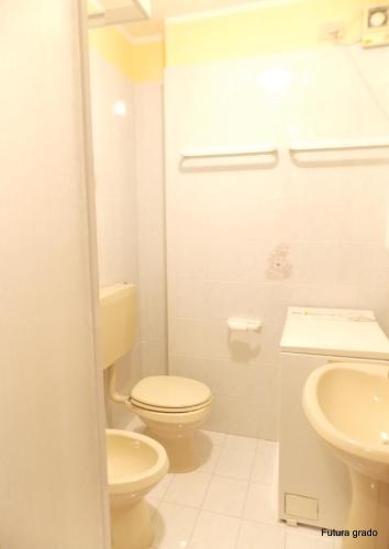 a bathroom with a toilet and a sink at Residence Eleonora in Grado