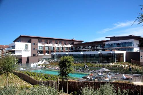 un hôtel avec une piscine devant un immeuble dans l'établissement Magnifique vue Mer et Forêt, à Cabourg