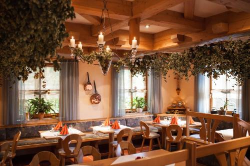 a dining room with tables and chairs and windows at Landgasthof Linden in Linden