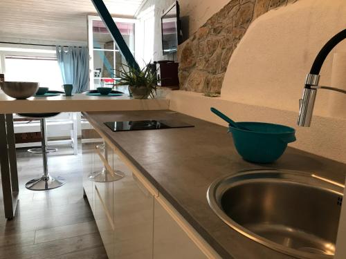Kuchyň nebo kuchyňský kout v ubytování Summer Home in Krk Center "Casa Magdalena"