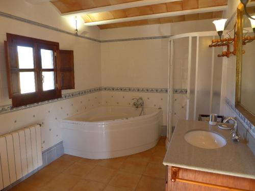 Et badeværelse på Charming mansion in San Rafael with garden