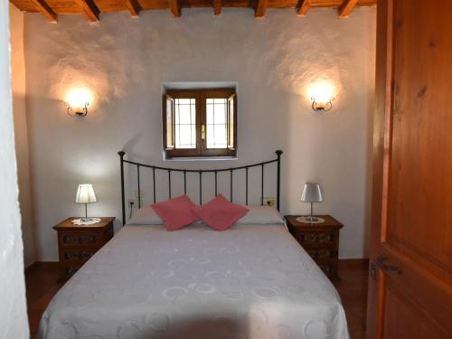 Tempat tidur dalam kamar di Charming mansion in San Rafael with garden