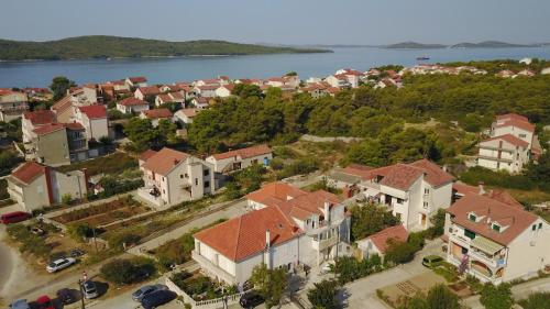 una vista aérea de una ciudad con casas y un lago en Apartment Grgas-Tucilo, en Zablaće