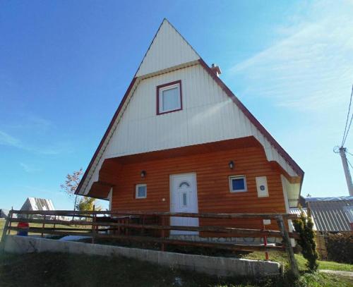 El edificio en el que está la casa vacacional
