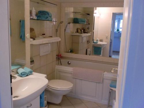 ein Badezimmer mit Waschbecken, Toilette und Badewanne in der Unterkunft Alpenflair Ferienwohnungen Whg 214 "Schanzenblick" in Oberstdorf