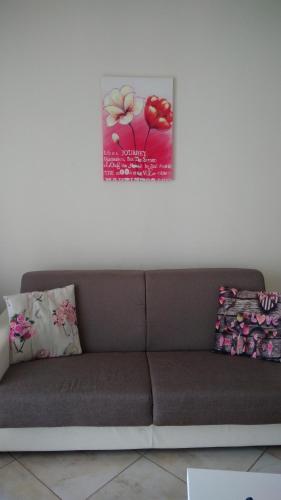 a couch in a room with a picture on the wall at SWEET HOME GIULIA Locazione ad uso turistico in Cimitile