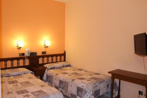 Postel nebo postele na pokoji v ubytování Hostal Don Jaime I y II