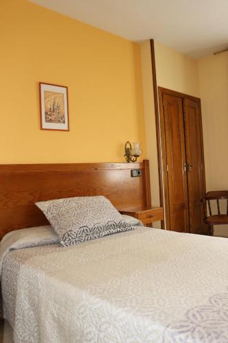 Postel nebo postele na pokoji v ubytování Hostal Don Jaime I y II