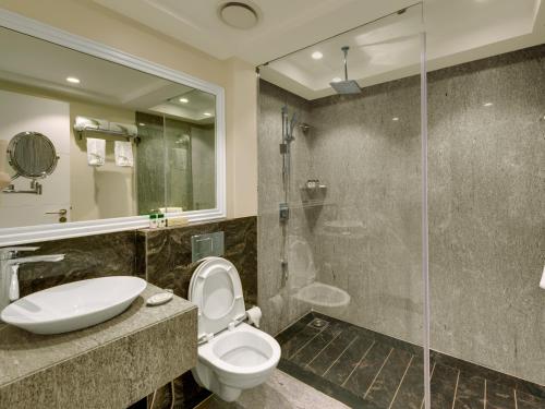 Phòng tắm tại Amanora The Fern Hotels & Club