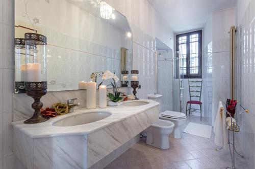 A bathroom at Villa Belvedere Fiorella